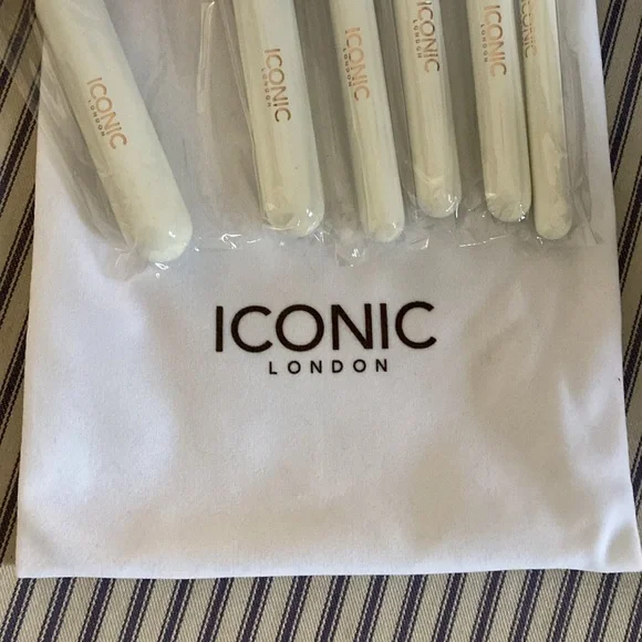 New ICONIC LONDON Makeup Brush Set - Picture 2 of 4